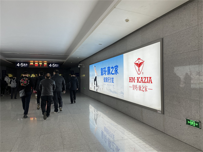 高鐵站廣告越來(lái)越受品牌企業(yè)的追捧，帶來(lái)的推廣效果是顯而易見(jiàn)的