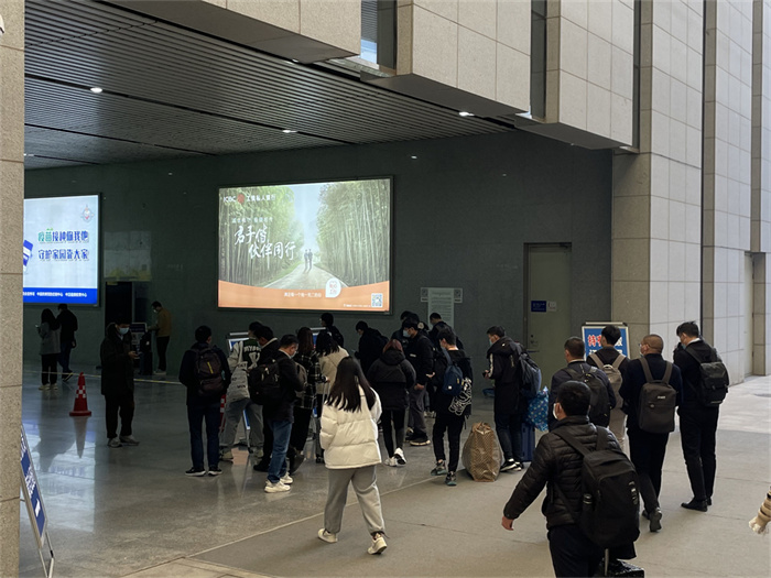 投放安陽高鐵站廣告彰顯品牌氣場與實(shí)媒體風(fēng)格統(tǒng)一，畫面巨大